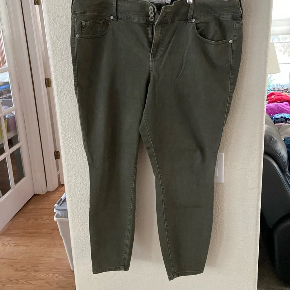 Plus size olive colored denim jeans from Torrid. - Picture 1 of 4